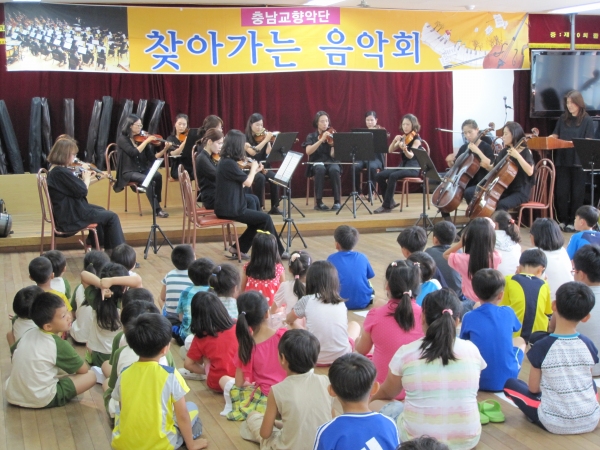 공주 석송초, 충남교향악단의 '찾아가는 음악회' 열려 이미지