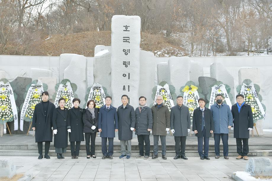 제9대 공주시의회 의원 보훈공원 참배로 의정활동 시작 이미지